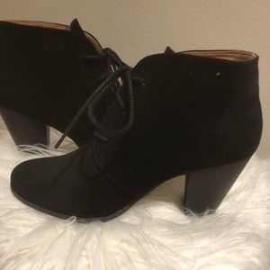 Leather tie boots
